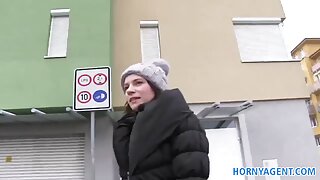 Lustful brunette Babe fucks mình với nhựa tay cầm trong vòi phim xec không che hoa sen