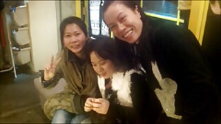 Whorish gà với những ngón tay có hình xăm sex ngắn không che trên cơ thể mèo con một cách thèm thuồng